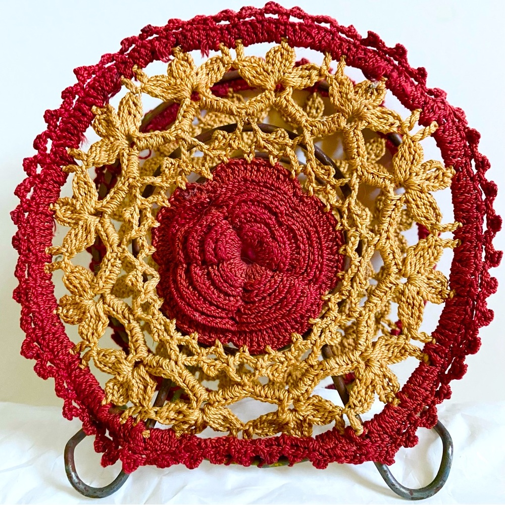 VINTAGE CROTCHED ROSE FLOWER DOILY METAL NAPKIN HOLDER Deep Red Golden Tan CRAFT